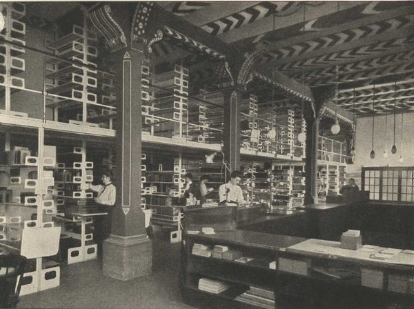 Ausleihtheke der Öffentlichen Bücherei um 1910 (Wird bei Klick vergrößert)