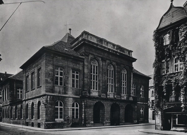 Das Neustadtrathaus. Hier befand sich die Stadtbibliothek von 1865 bis 1910. (Wird bei Klick vergrößert)