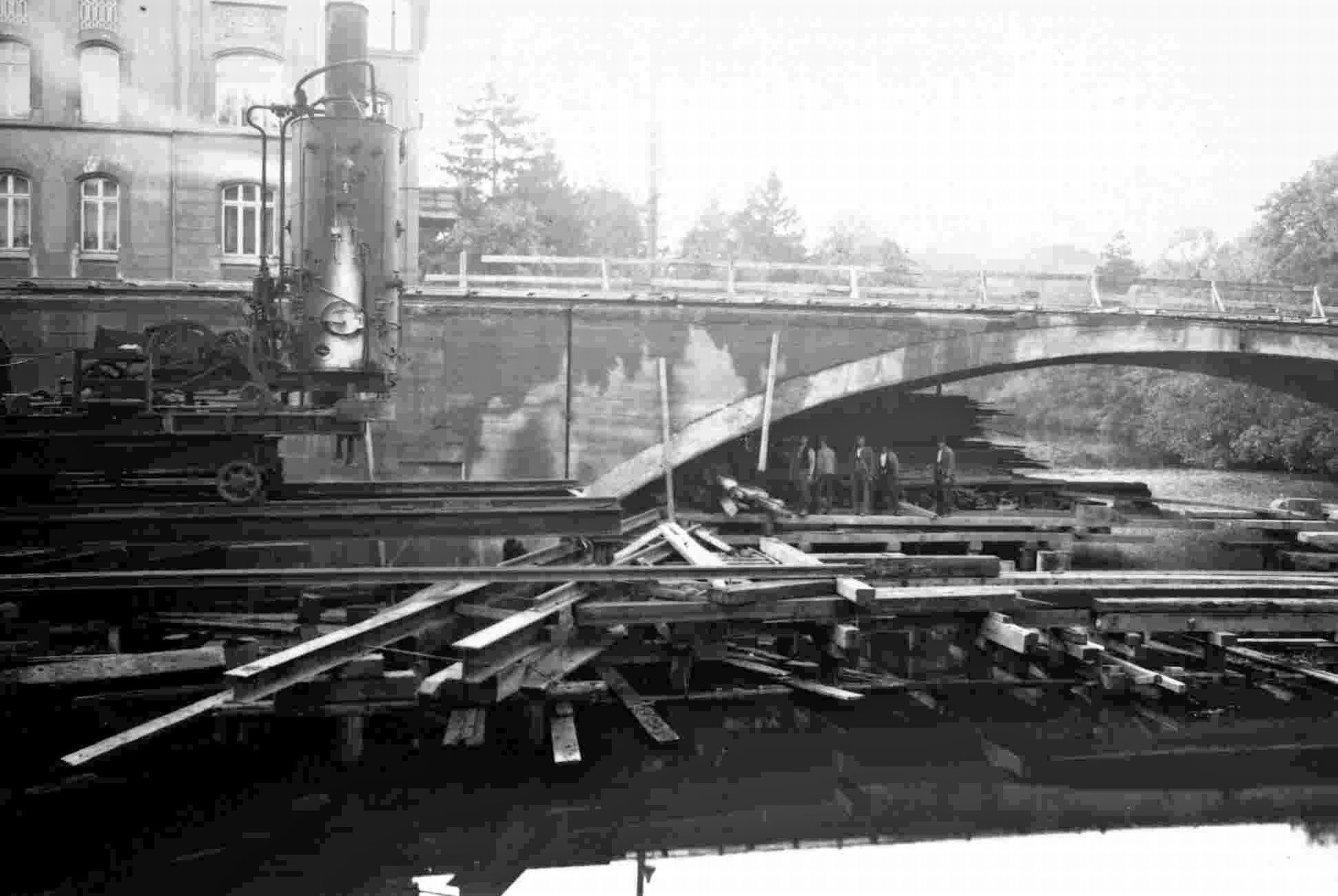Petritorbrücke, Bauarbeiten mit fertigem Brückenbogen, 1928 (Wird bei Klick vergrößert)