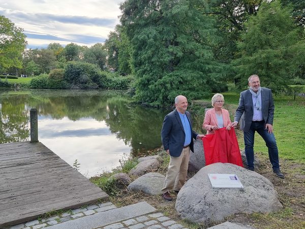 Andreas Heinrich, Vice President of the German-Chinese Society Braunschweig e.V., Mayor Annegret Ihbe and City Councillor Holger Herlitschke unveiling the "Zhuhai Embankment" sign. (Wird bei Klick vergrößert)