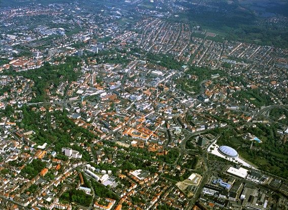 Luftbild der Innenstadt von Südwest (Aufnahme: April 2004). (Wird bei Klick vergrößert)
