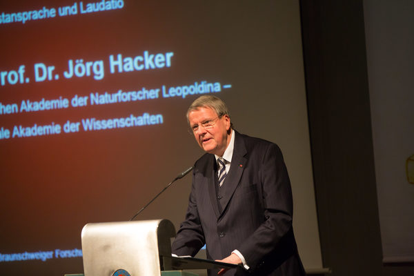 Prof. Dr. Jörg Hacker, Präsident der Deutschen Akademie der Naturforscher Leopoldina, hielt die Laudatio. (Wird bei Klick vergrößert)