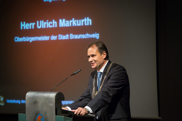 Braunschweigs Oberbürgermeister Ulrich Markurth bei seinem Grußwort. (Wird bei Klick vergrößert)