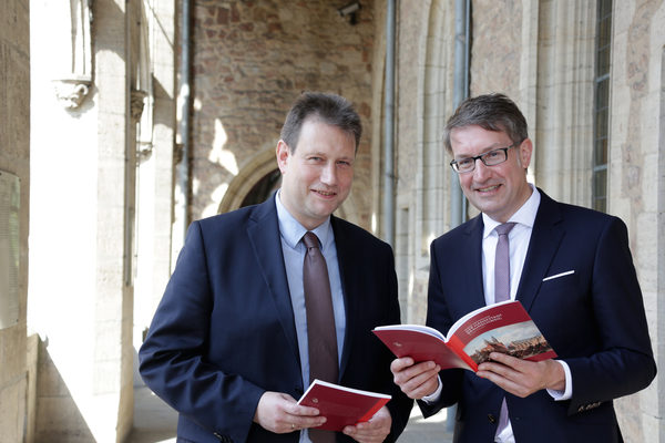 Dr. Henning Steinführer (li.) und Gerold Leppa präsentieren das neu erschienene Buch über die Hansestadt Braunschweig. (Wird bei Klick vergrößert)