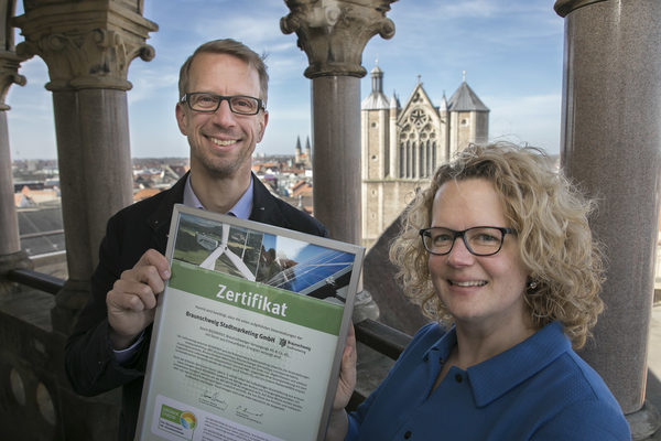 Sonja Gardeler von BS|ENERGY und Björn Nattermüller vom Stadtmarketing mit dem Zertifikat für sauberen Naturstrom. (Wird bei Klick vergrößert)