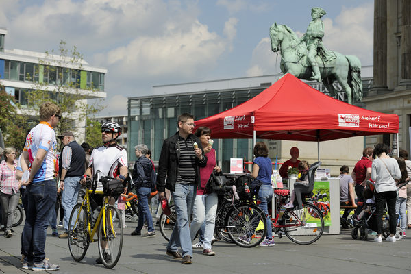 Die fahrradtage auf dem Schlossplatz informierten Freizeitradlerinnen und -radler sowie ambitionierte Sportlerinnen und Sportler über neue Trends rund um das Thema Fahrradfahren. (Wird bei Klick vergrößert)
