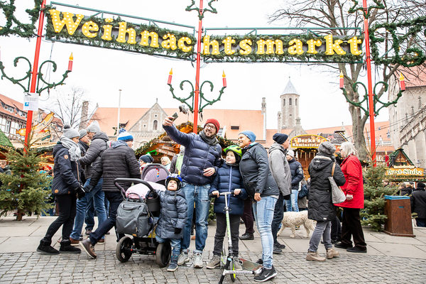 Ein Lächeln im Gesicht und den Braunschweiger Weihnachtsmarkt im Rücken: Drei Selfiepoints markieren die besten Standorte für beliebte Fotomotive –auf der Burgplatztreppe, am Eingang vor dem Rathaus und an der Krippe. (Wird bei Klick vergrößert)