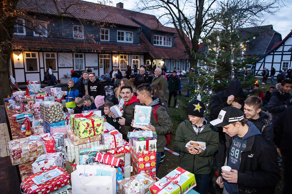 Ein reich gefüllter Gabentisch erwartete die vom Remenhof betreuten Kinder und Jugendlichen bei der gestrigen Weihnachtsfeier. (Wird bei Klick vergrößert)