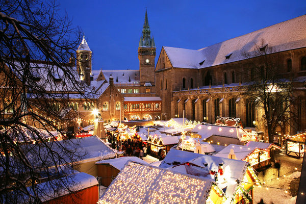 Funkelndes Lichtermeer: Der Braunschweiger Weihnachtsmarkt begeistert vom 28. November bis 29. Dezember die Besucherinnen und Besucher. (Wird bei Klick vergrößert)