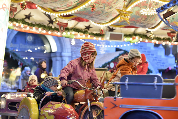 Auch bei den kleinen Besucherinnen und Besuchern kommt auf dem Weihnachtsmarkt keine Langeweile auf: Das Kinderkarussell verspricht eine Menge Fahrspaß (Wird bei Klick vergrößert)