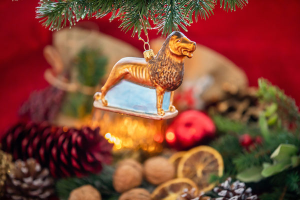 Der Löwe aus mundgeblasenem Glas verleiht dem heimischen Weihnachtsbaum das besondere Funkeln. (Wird bei Klick vergrößert)