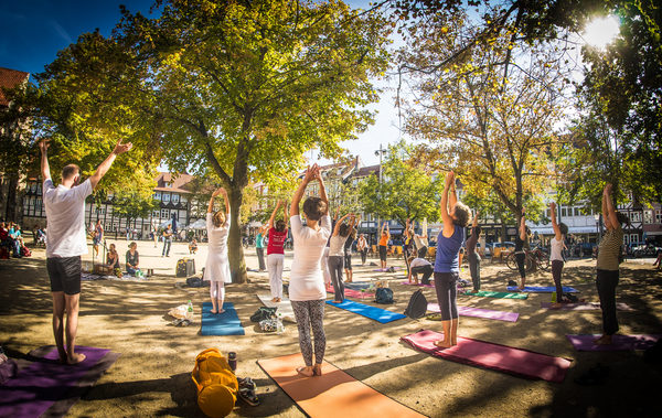 Tief durchatmen: Beim Yoga im Magniviertel können Besucherinnen und Besucher Fitness und Entspannungstechniken miteinander kombinieren. (Wird bei Klick vergrößert)